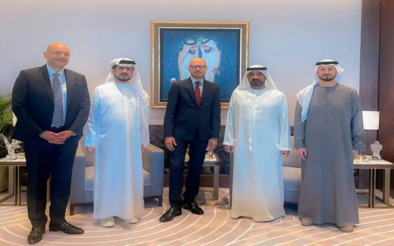 أحمد بن سعيد يناقش مع رئيس «سيمنس للطاقة» مجالي الطاقة والبنية التحتية.